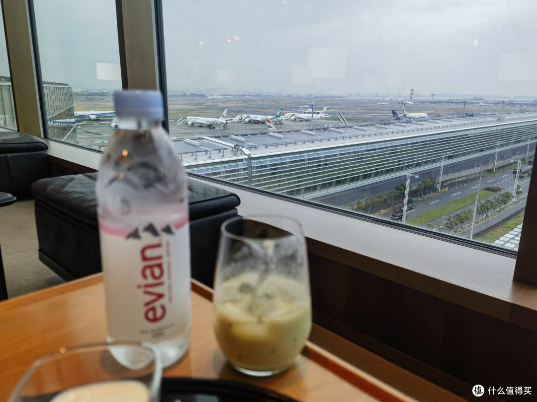 点了杯特调，喝完结束这一次的休息室体验