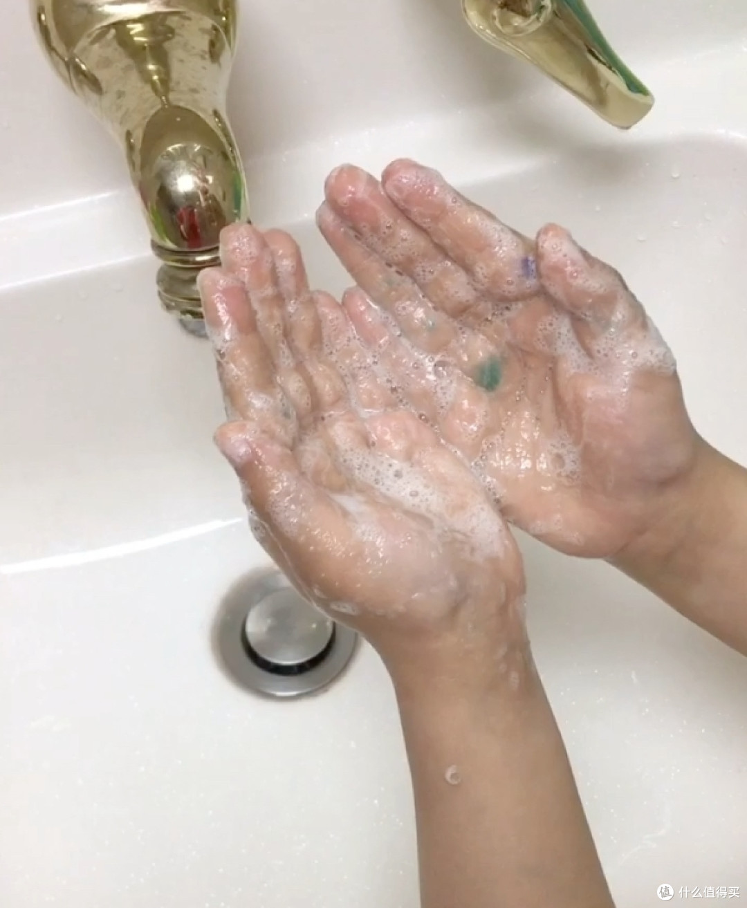 睡觉前,把牙膏涂抹在脚底,效果太神奇了,解决生活中的很多烦恼