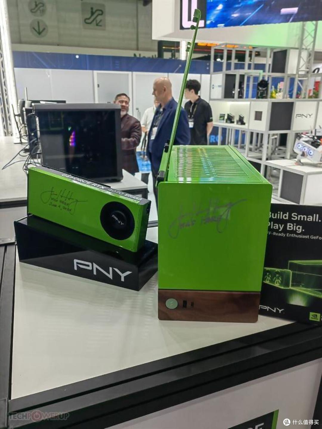 一块PNY GeForce RTX 4070 SUPER显卡因为长相显眼吸引黄仁勋为其签名