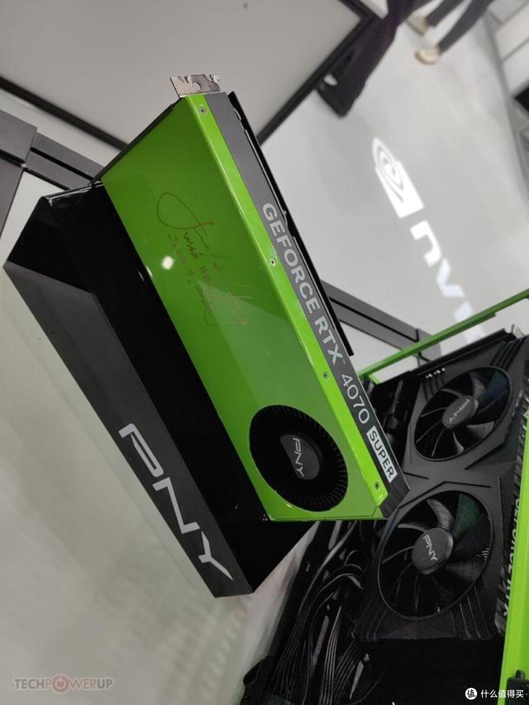 一块PNY GeForce RTX 4070 SUPER显卡因为长相显眼吸引黄仁勋为其签名