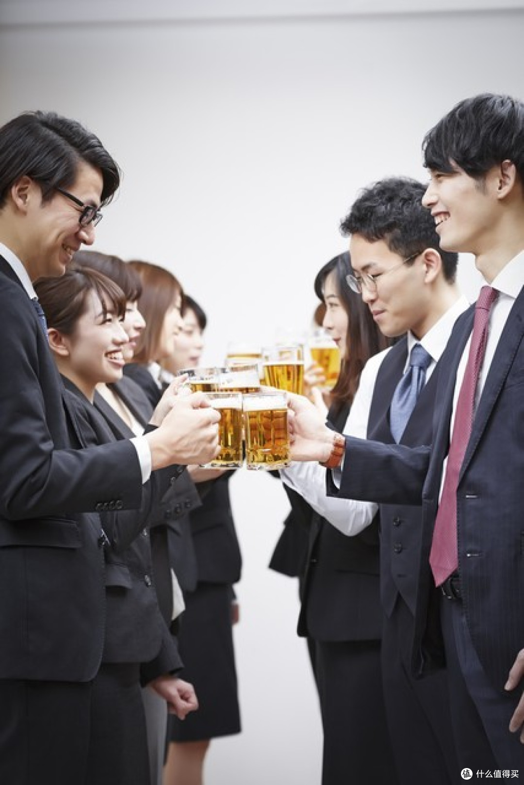 敬酒词不再难:三招让你轻松应对各种场合,成为聚会焦点!