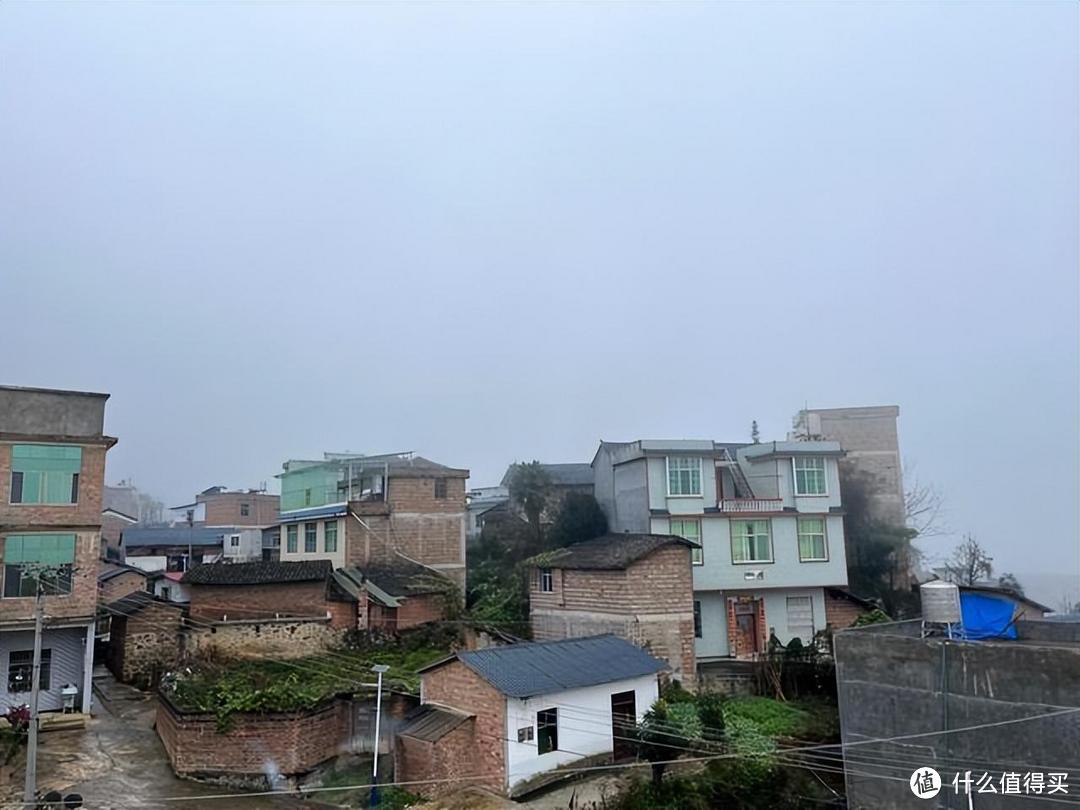 城市生存压力大，为什么农村人还纷纷来城里买房？原因很真实