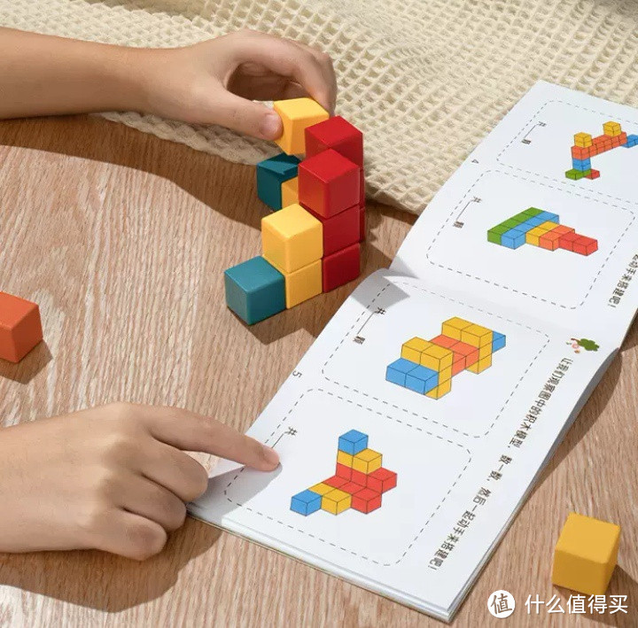 积木尽头是房产，正方体积木婴儿男孩小块方形。