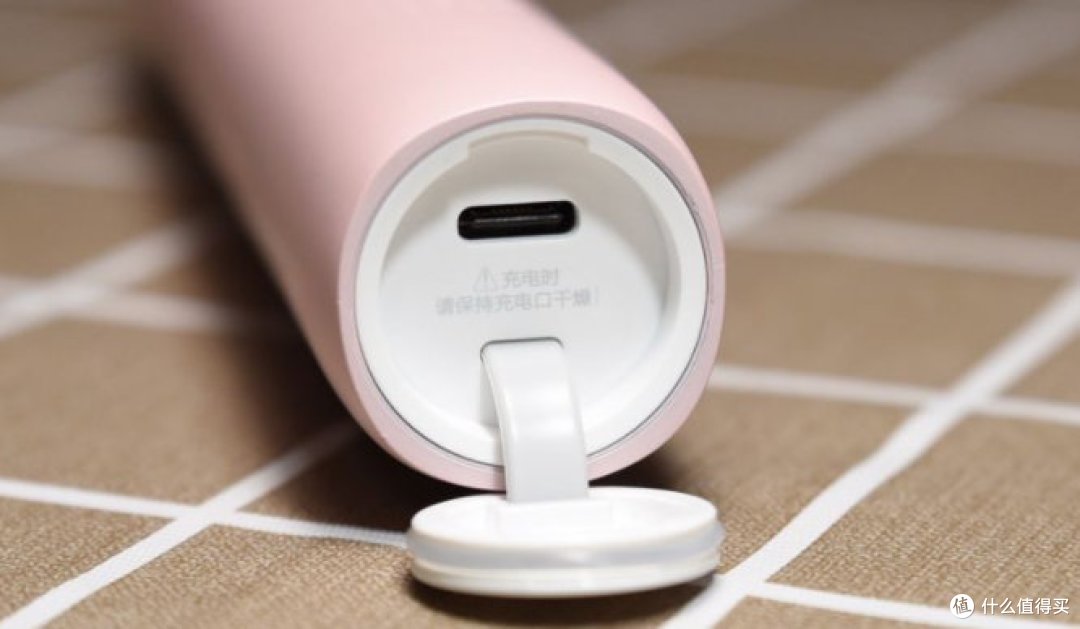 之一,它家这款产品搭配了经典的直筒型机身,不过模式指示灯的形状各异