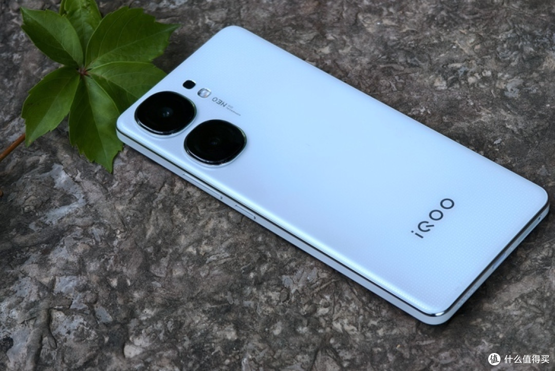 三爷说数码 篇一百三十一:iqoo neo9s pro:夏日遇见星曜白_安卓手机