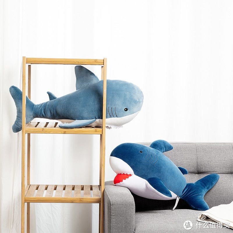 MINISO名创优品：可爱毛绒鲨鱼玩偶，抱枕与摆件的完美结合