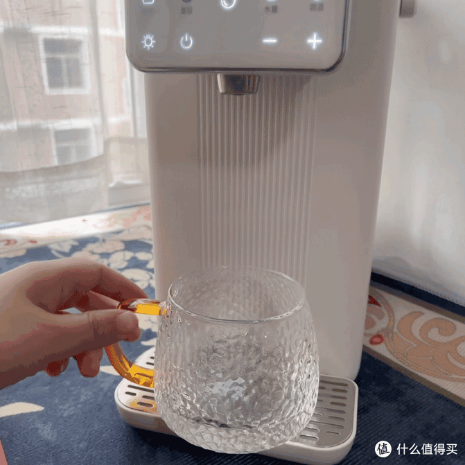 恒温泡奶机是噱头吗?两分钟搞懂泡奶机和即热饮水机的区别,一招带你轻松给娃冲奶