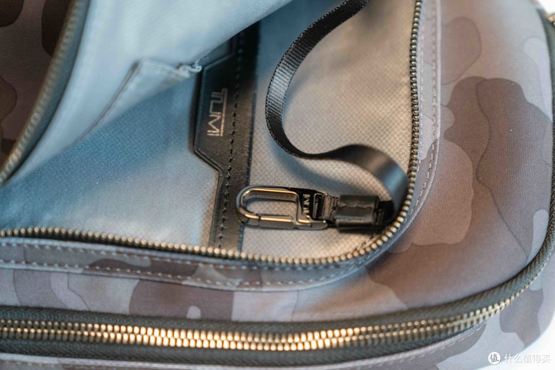 TUMI 途明迷彩斜挎包——打工人日常通勤的小包
