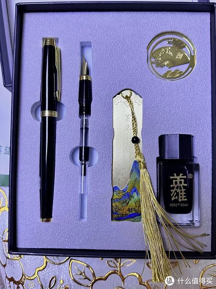 这款钢笔以其独特的设计、卓越的书写体验和精致的礼盒包装，成为了商务送礼和日常书写的理想之选