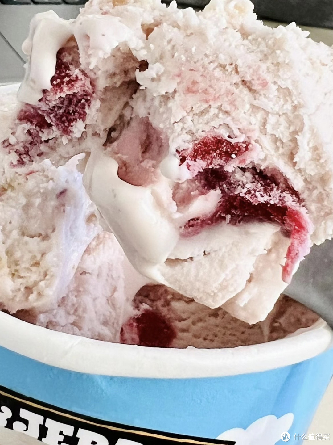 冰爽诱惑，草莓冰淇淋的甜蜜诱惑