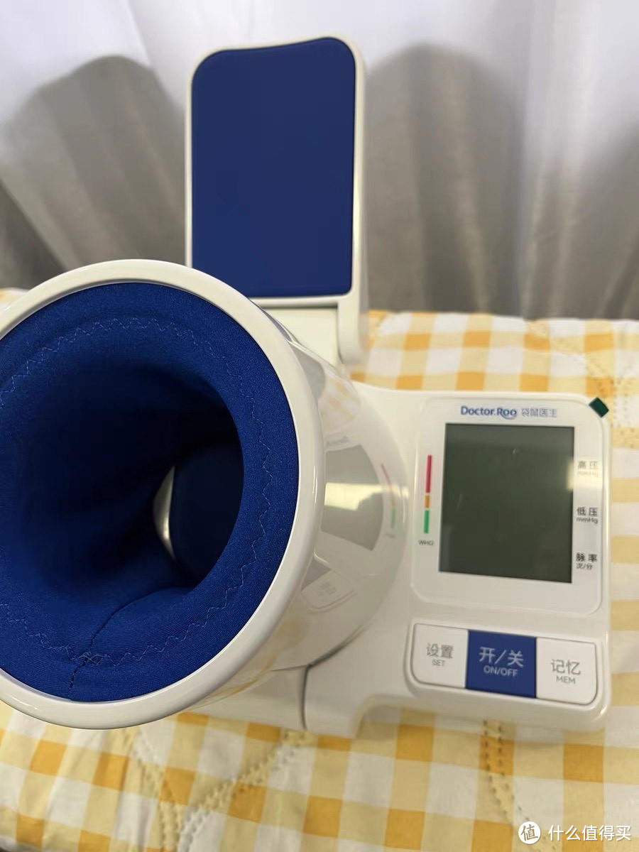 袋鼠医生臂筒式电子血压计高精准度、家用便捷性和医用级品质
