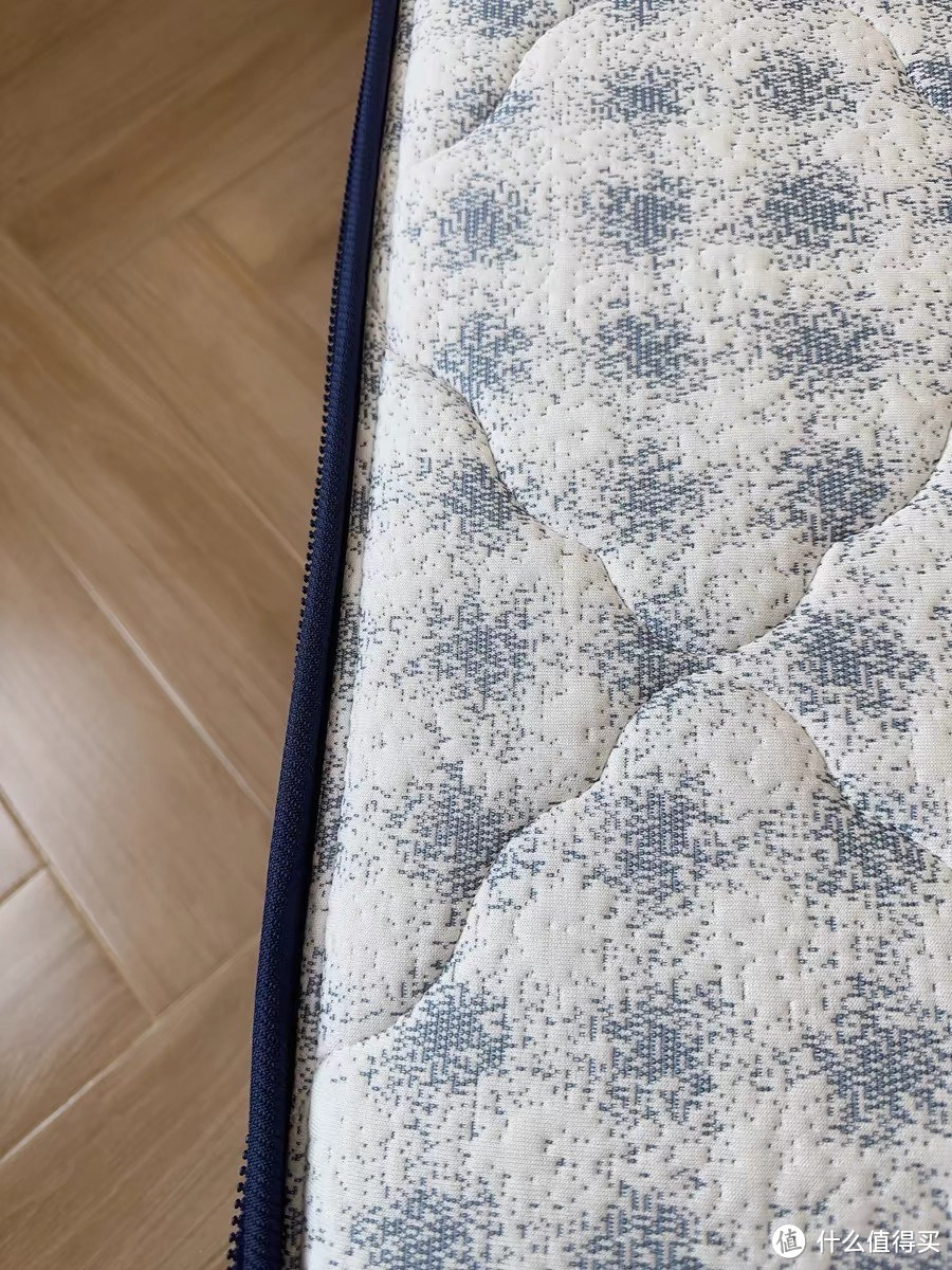 这款床垫无疑是现代家居生活中的一大亮点，其独特的设计理念和精湛的工艺技术。