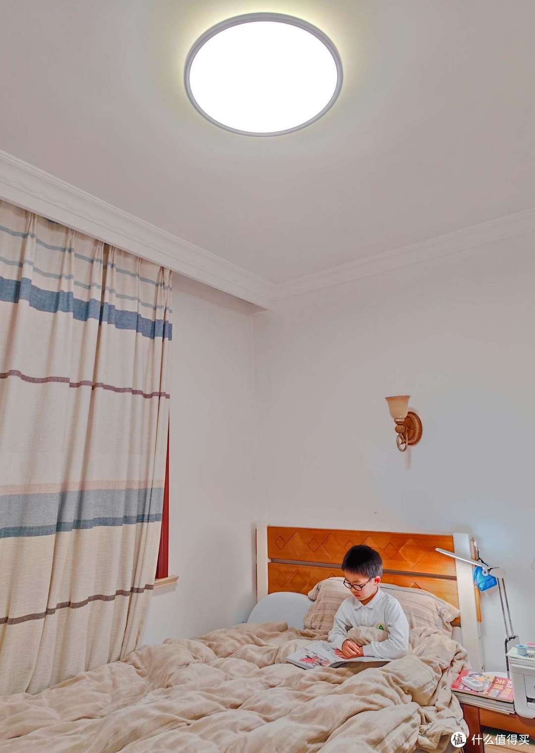 孩子床头位置的台灯就是达伦自然光台灯T3 Pro