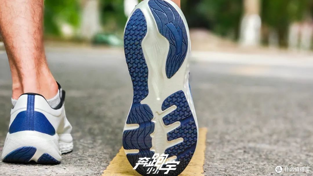 到底什么是PG7?「旅步」跑鞋实测+PG7科技平台解读。