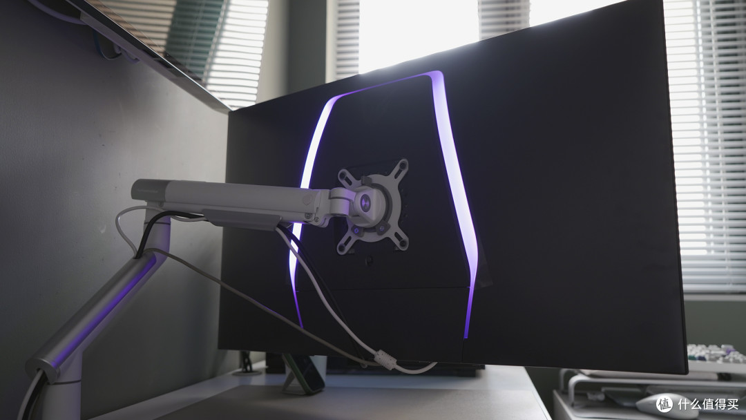 LG 32GS95UE背部的RGB灯