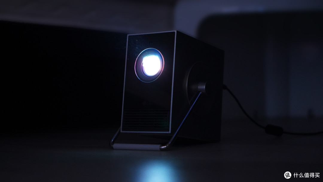 CineBeam Q的多功能支架