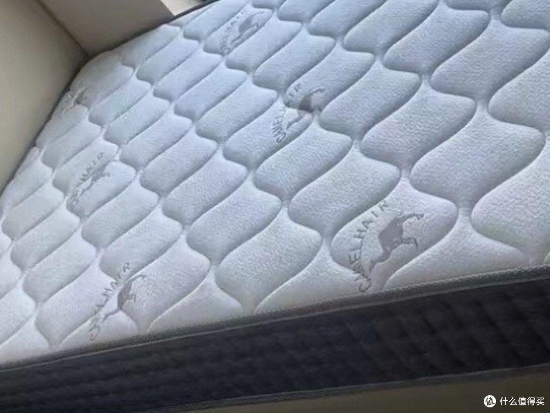 轻奢现代：极简悬浮床带来的舒适体验