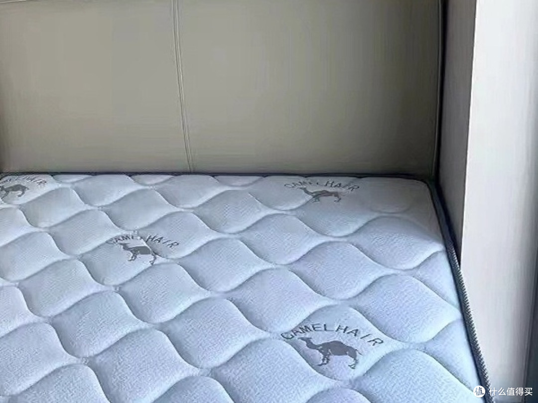 轻奢现代：极简悬浮床带来的舒适体验