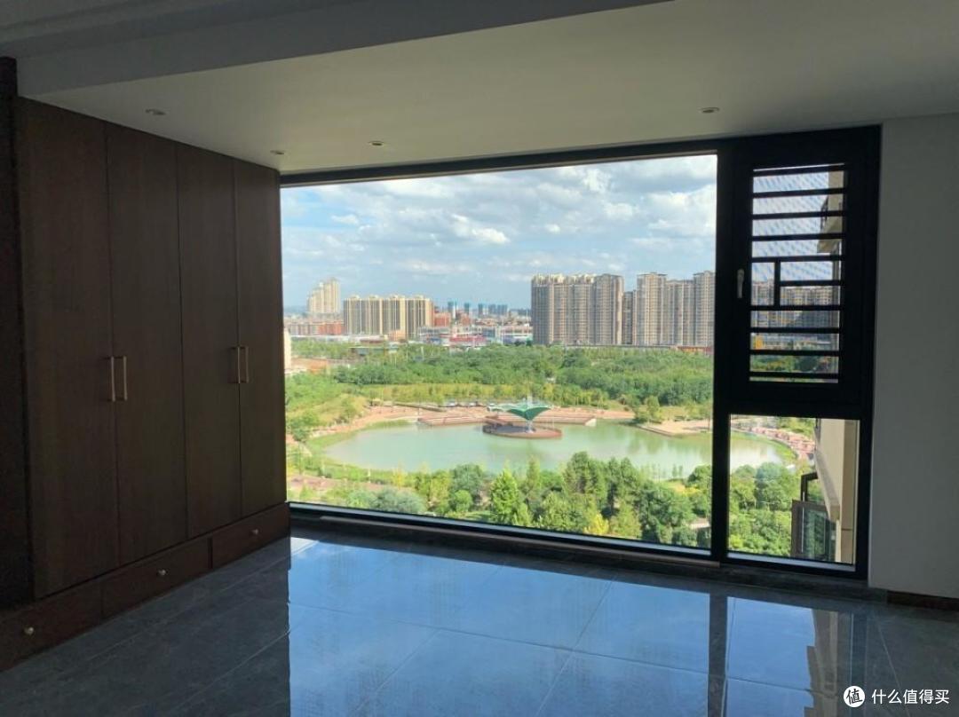 重庆一退休教授,因“穷装”而走红,全屋空荡荡,却无一丝穷酸气