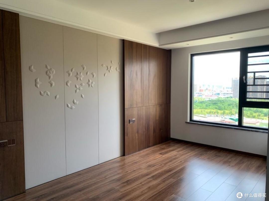 重庆一退休教授,因“穷装”而走红,全屋空荡荡,却无一丝穷酸气