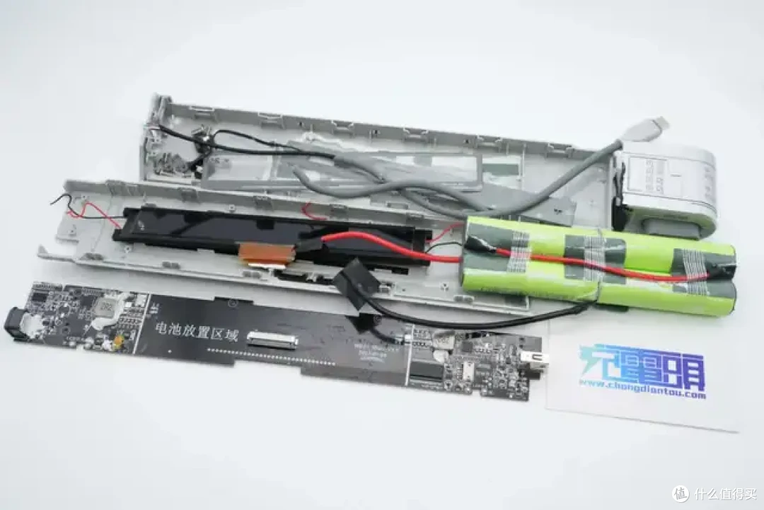 内置4节力神18650电芯,闪极10000mAh 互联网主机秘钥移动电源拆解