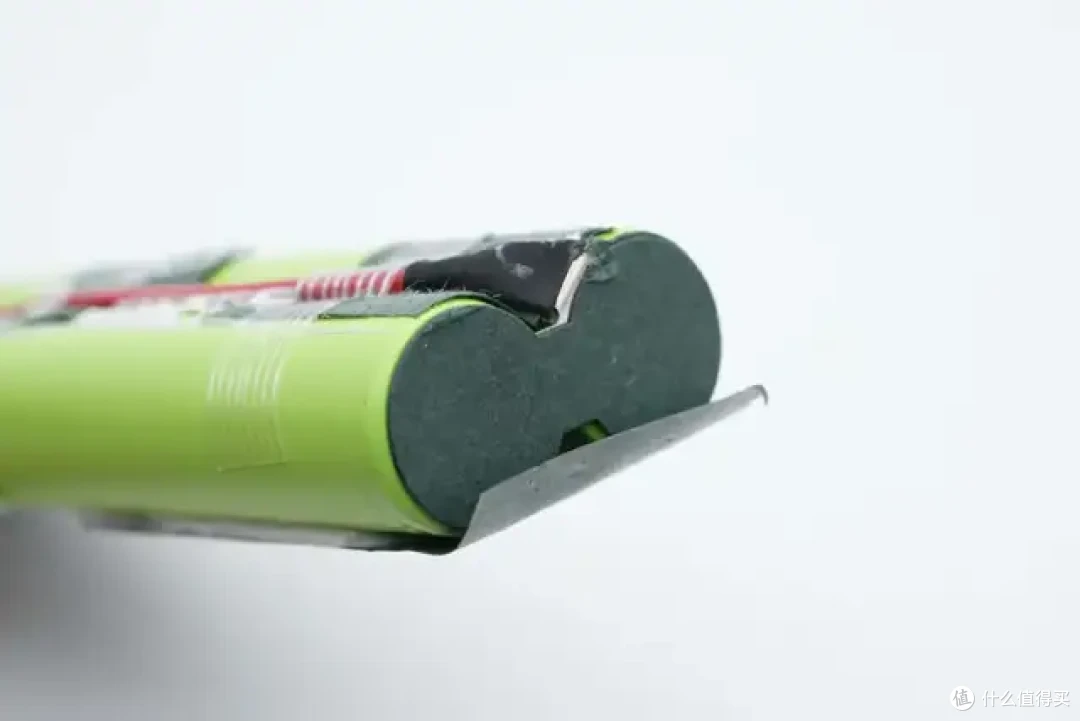 内置4节力神18650电芯,闪极10000mAh 互联网主机秘钥移动电源拆解
