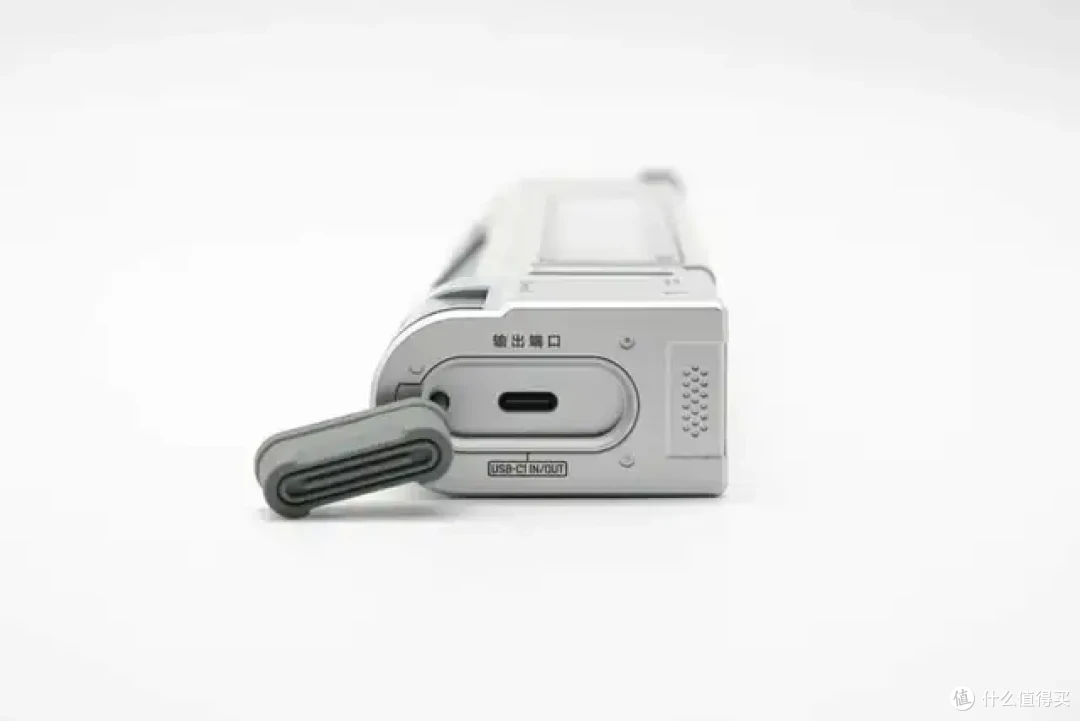 内置4节力神18650电芯,闪极10000mAh 互联网主机秘钥移动电源拆解