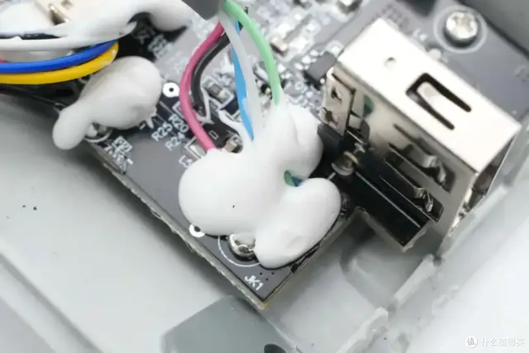 内置4节力神18650电芯,闪极10000mAh 互联网主机秘钥移动电源拆解