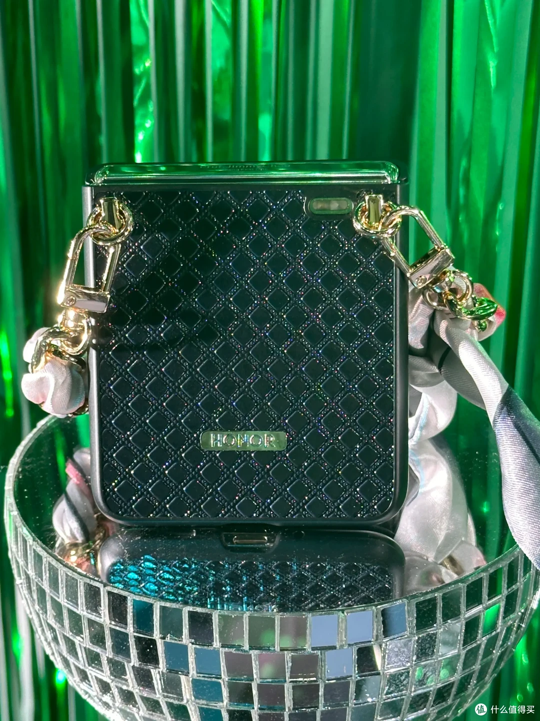 新品图赏|荣耀Magic V Flip发布人物现场拍照你觉得如何?梦想小巨幕4999元起