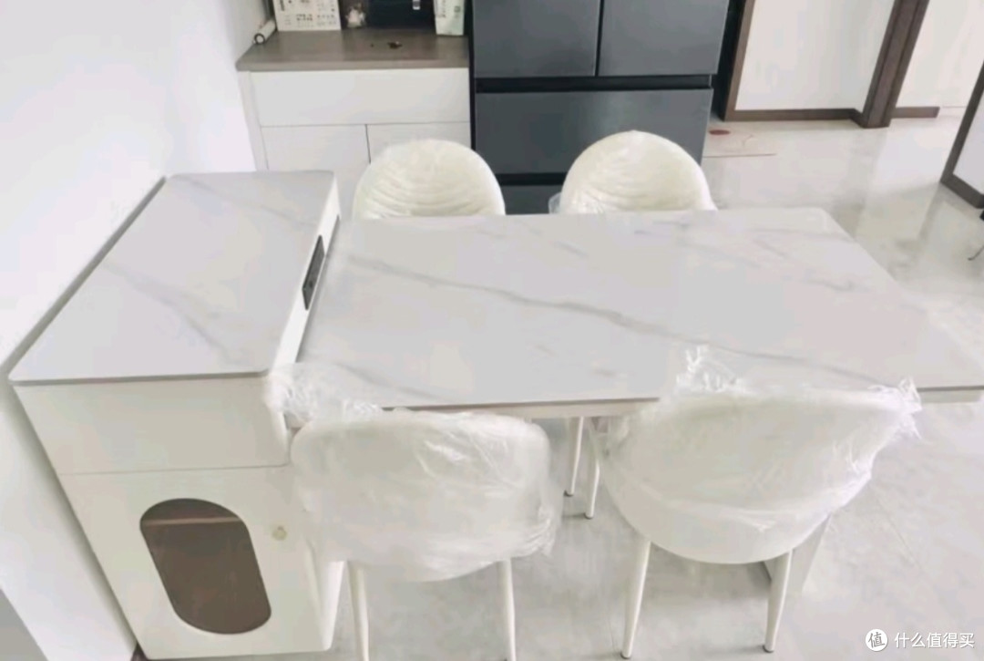 奶油风可伸缩餐桌