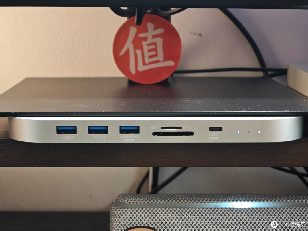 桌搭好物推荐：扩展坞/显示器/键盘/充电器/电子钟？pad架