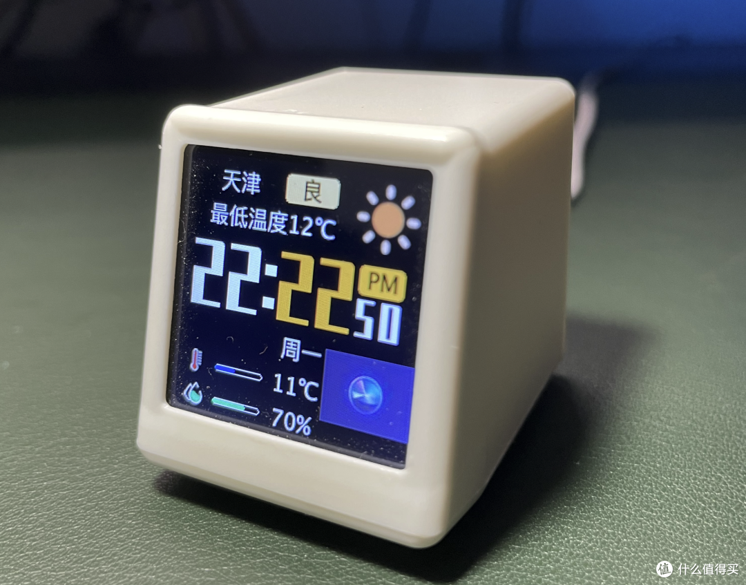 桌搭好物推荐：扩展坞/显示器/键盘/充电器/电子钟？pad架