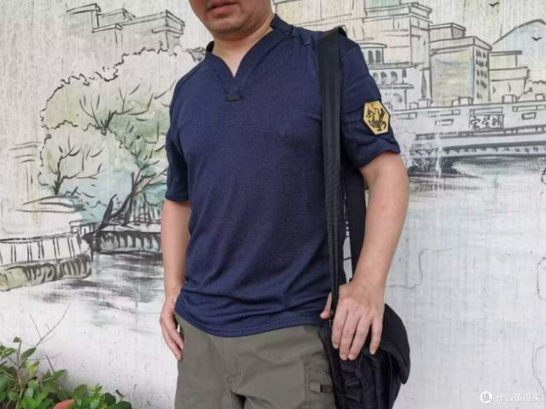 S疯了的单导又推出亨利小V领polo衫,凭啥又把大伙当“韭菜”收割