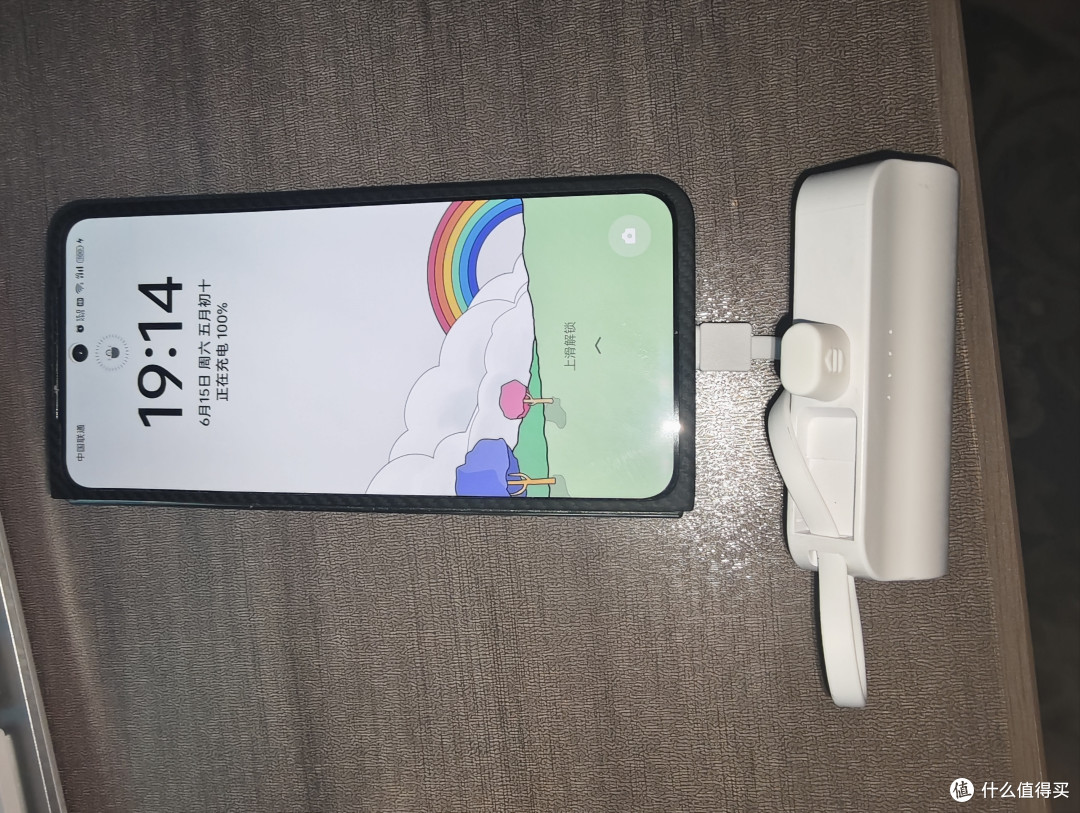 快充技术：采用先进的快充技术，能够在短时间内为手机充满电，节省用户的时间。 安全可靠：产品经过严格的质量检测，确保使用过程中的安全可靠。同时，还具备过充、过放、过流等多重保护功能，保障用户的安全使用。