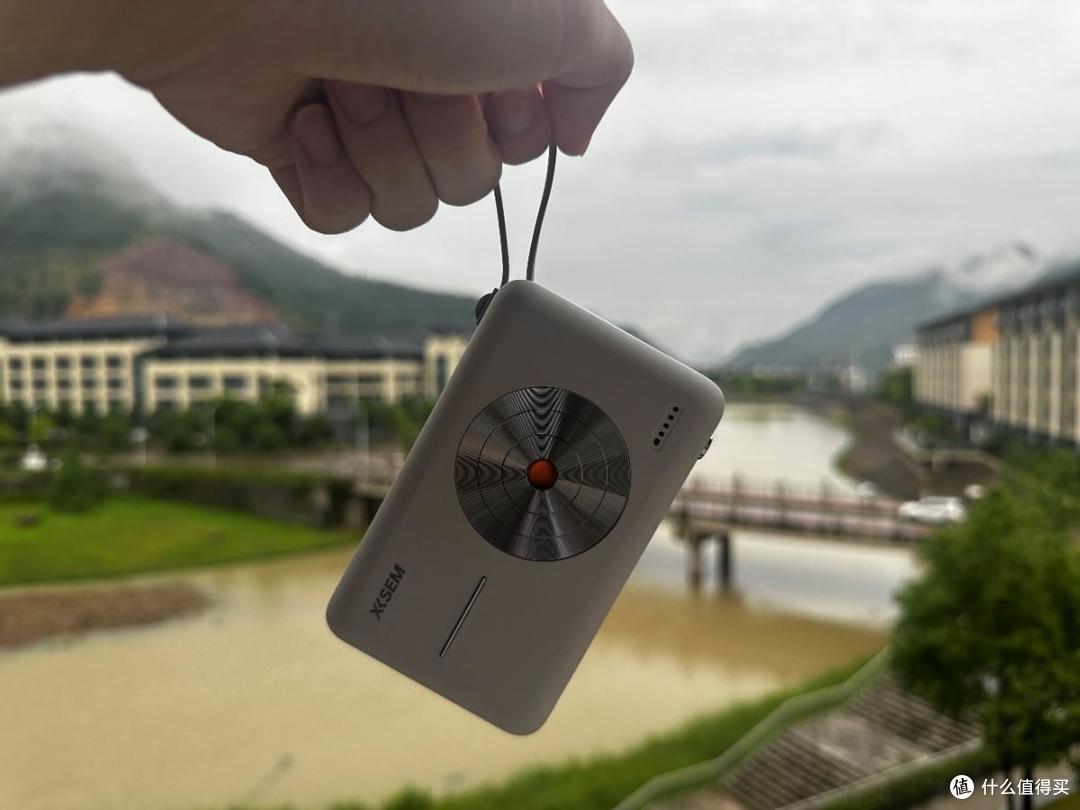 西圣PB无线充电宝：艺术与科技的结合，便捷与安全的双重保障。
