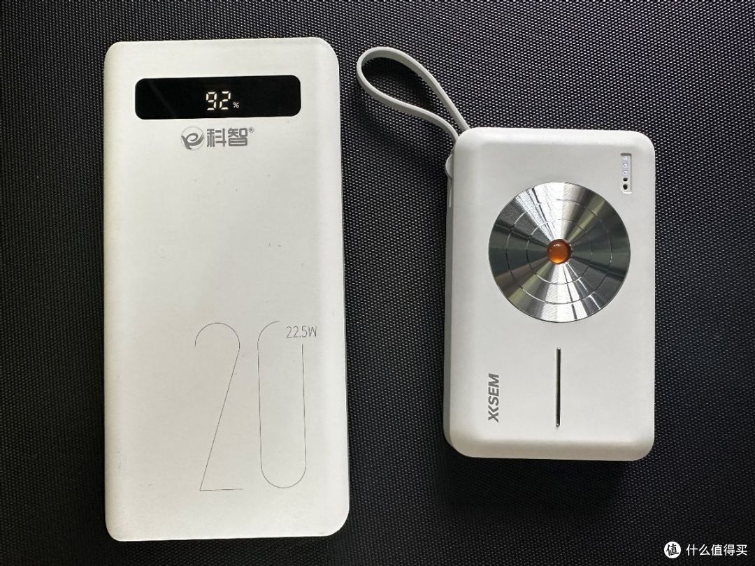西圣PB无线充电宝：艺术与科技的结合，便捷与安全的双重保障。