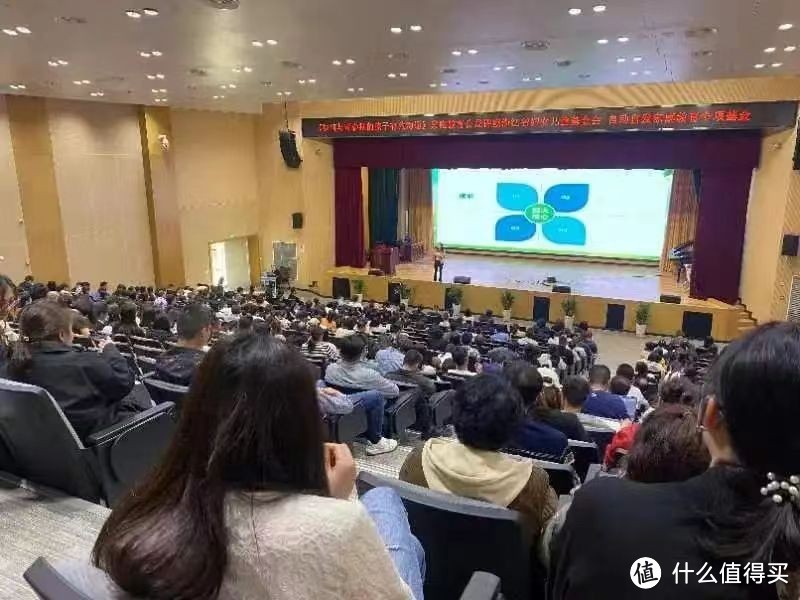 自动自发开展公益讲座，为校园家庭教育提供专业支持