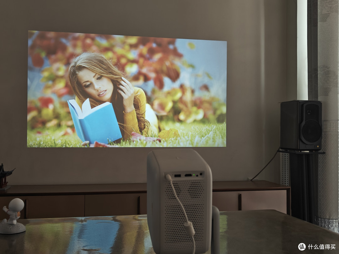 2024年投影仪怎么选？千元投影仪值得入手吗？有没有既好用又性价比高的？千元投影大眼橙C1D实测体验！