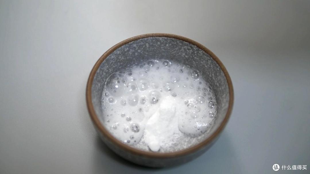 鸡蛋壳千万别扔，往保温杯里放几个，再顽固的水垢也会自动脱落