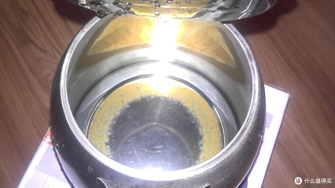 鸡蛋壳千万别扔，往保温杯里放几个，再顽固的水垢也会自动脱落
