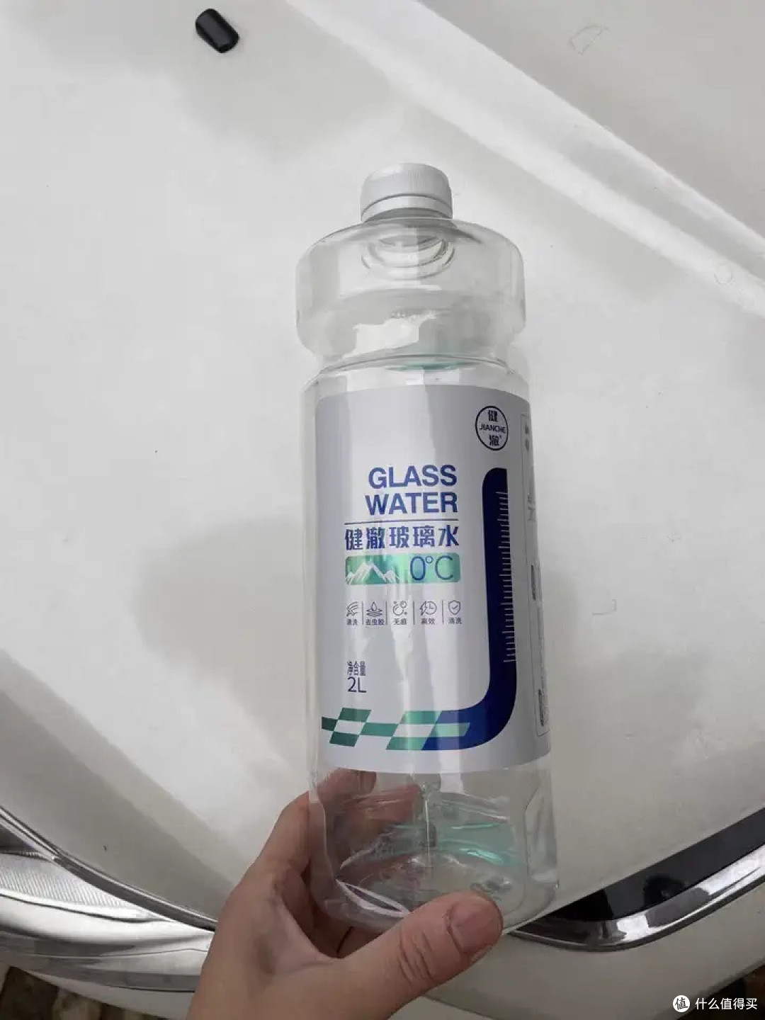 这款玻璃水不仅具有出色的去油膜、去虫胶能力,还能在四季中通用,具备防雨疏水、去污等多种功能