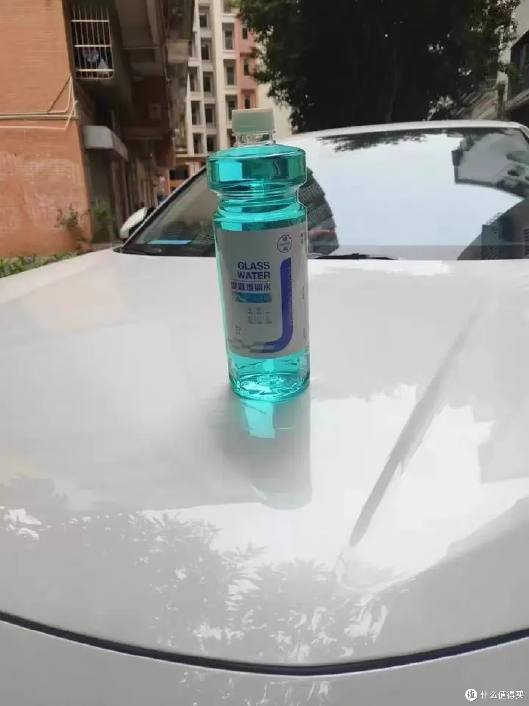 这款玻璃水不仅具有出色的去油膜、去虫胶能力，还能在四季中通用，具备防雨疏水、去污等多种功能