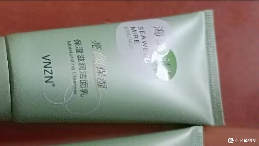 海藻泥去油洗面奶:深层清洁,水润呵护