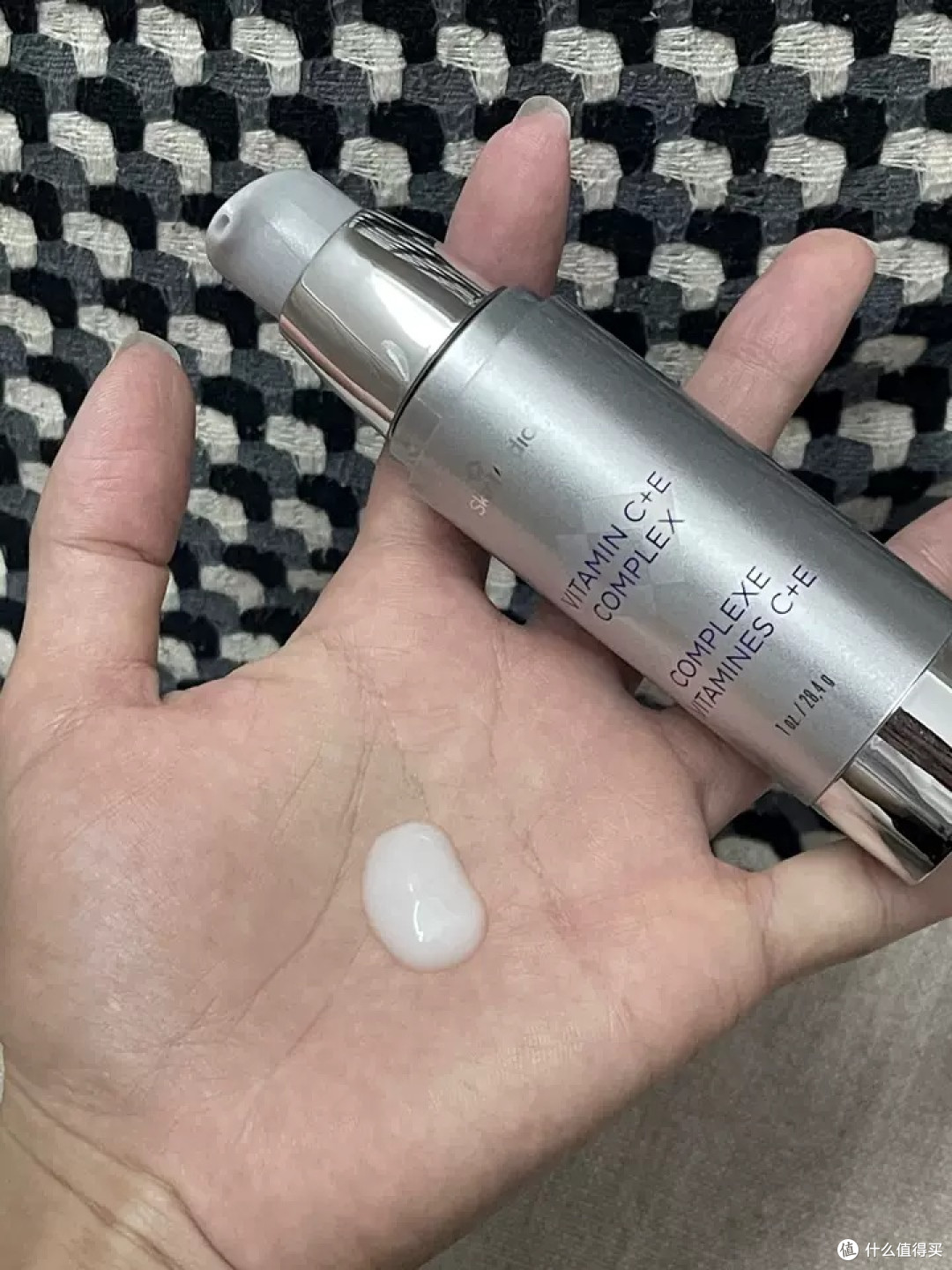 一款集抗老、抗氧化、补水保湿、舒缓紧致以及焕亮肌肤于一体的精华液
