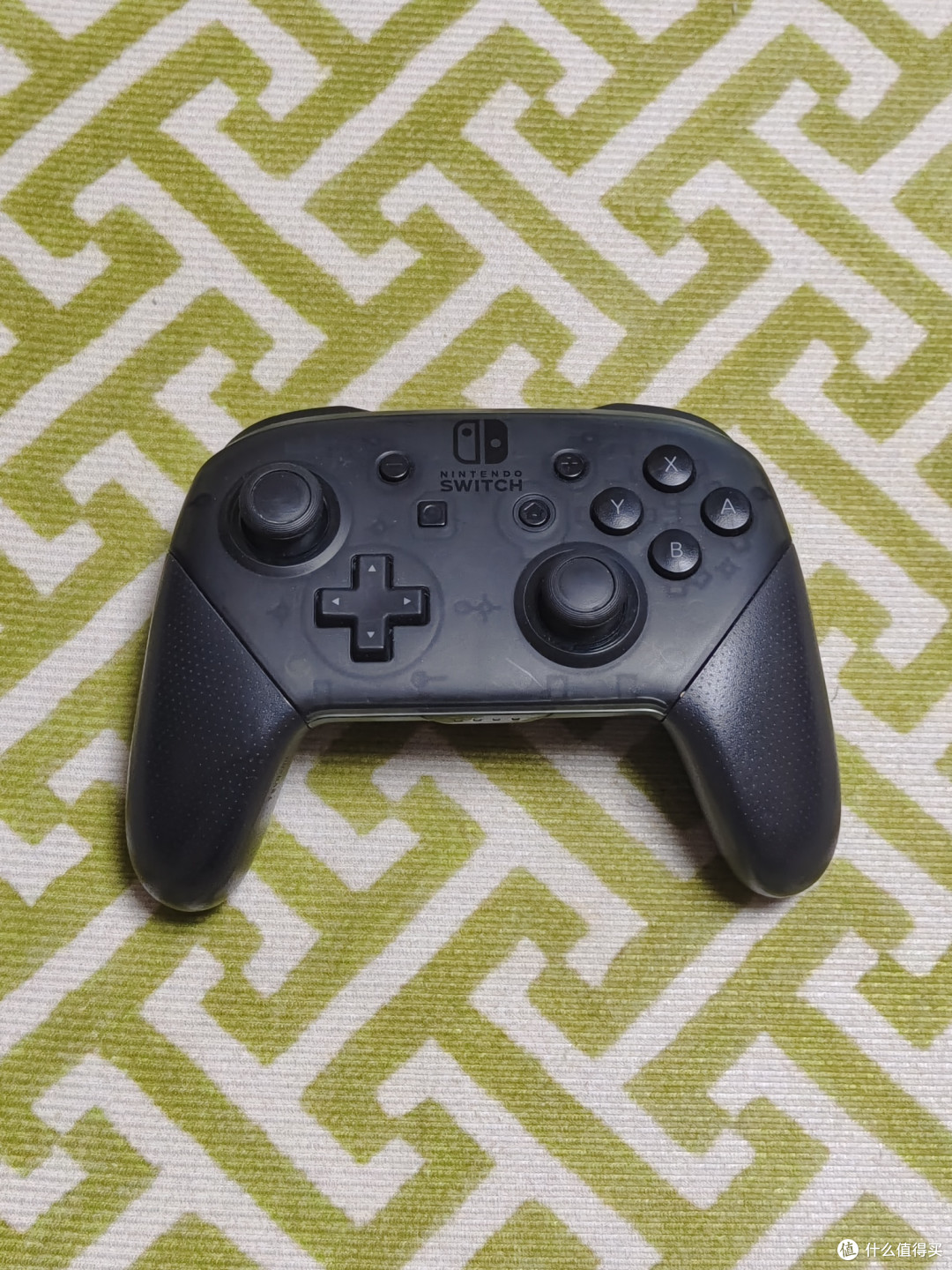 Switch Pro手柄,几乎人手一台,操作流畅,玩游戏必备的好手柄。