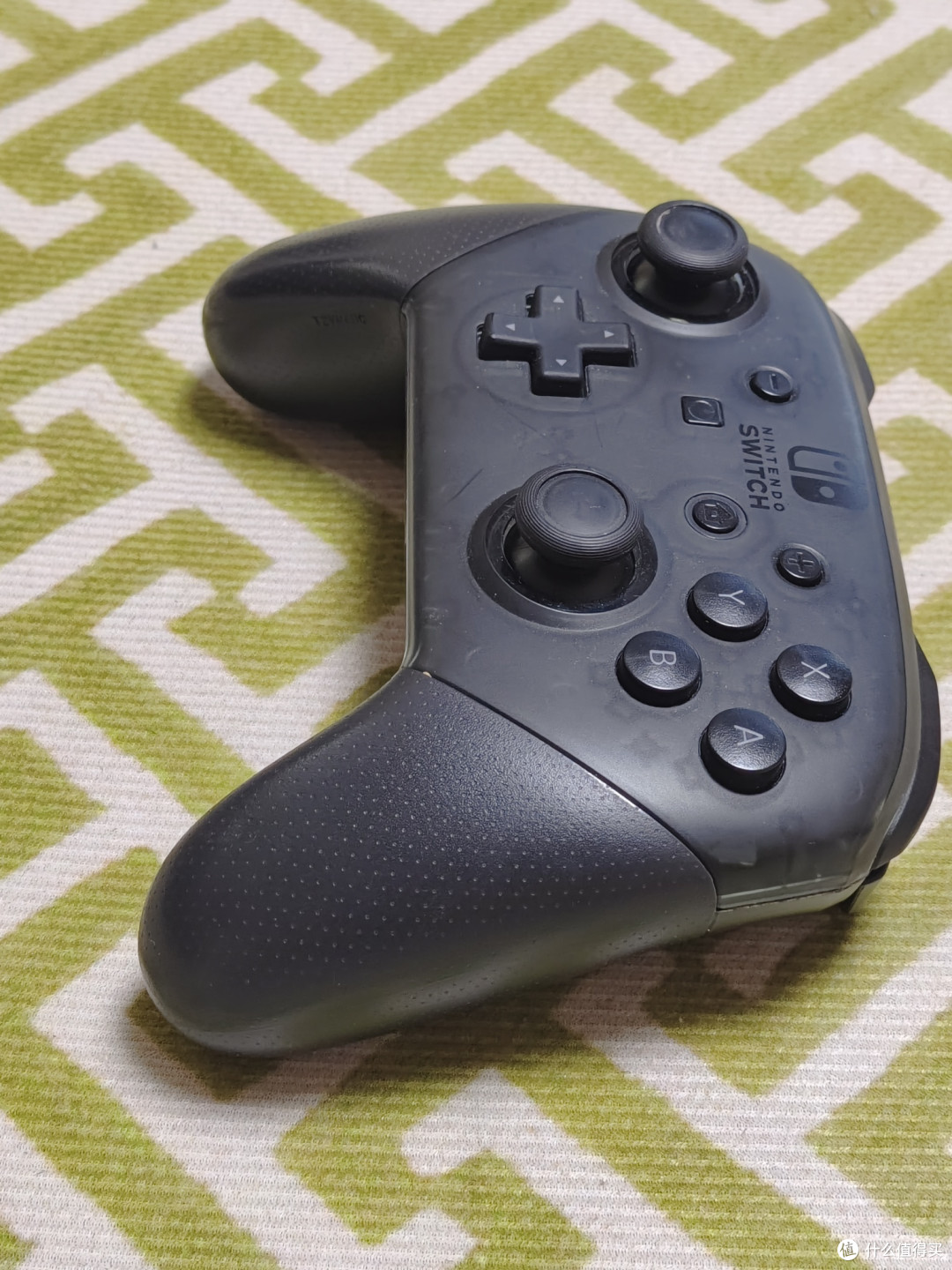 Switch Pro手柄,几乎人手一台,操作流畅,玩游戏必备的好手柄。