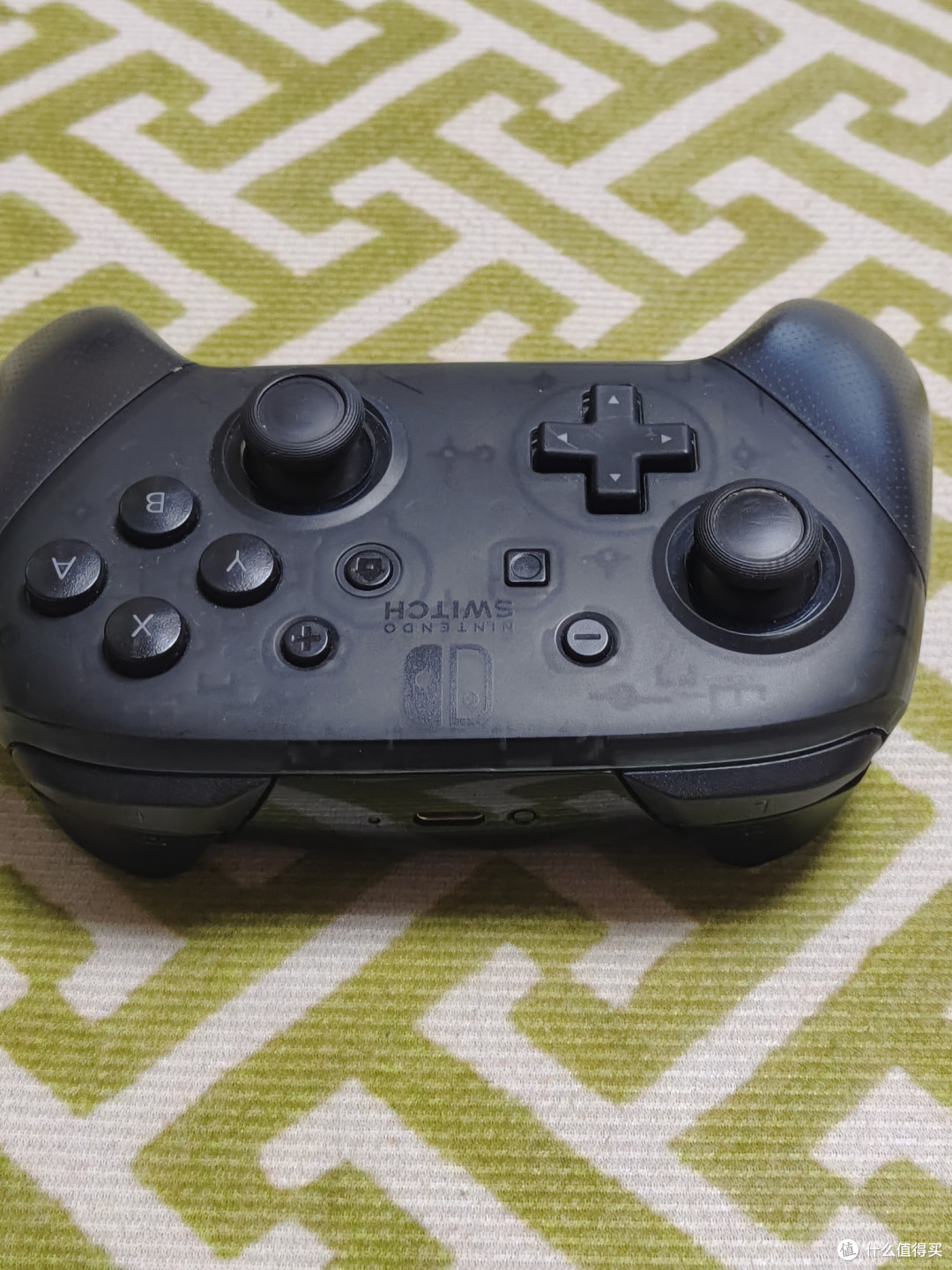 Switch Pro手柄,几乎人手一台,操作流畅,玩游戏必备的好手柄。