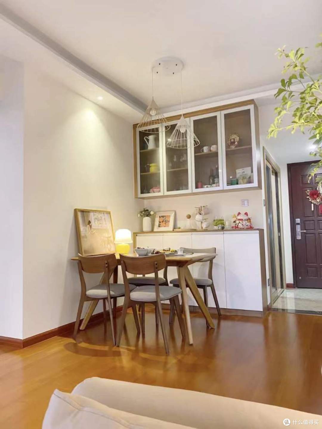 四川一中年夫妇,因穷装而走红,小屋空荡荡的,却无一丝穷酸气!