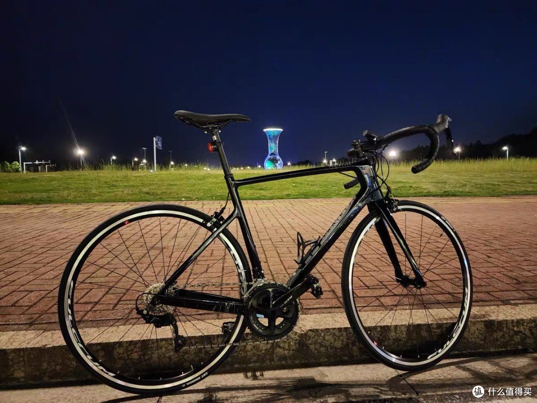 迪卡侬EDR CF105全碳竞速公路自行车:极致速度与轻盈的艺术