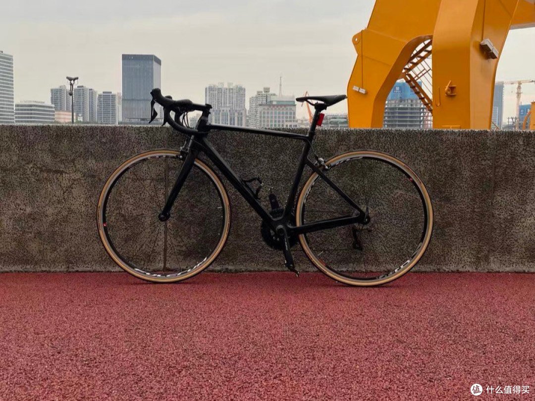 迪卡侬EDR CF105全碳竞速公路自行车:极致速度与轻盈的艺术